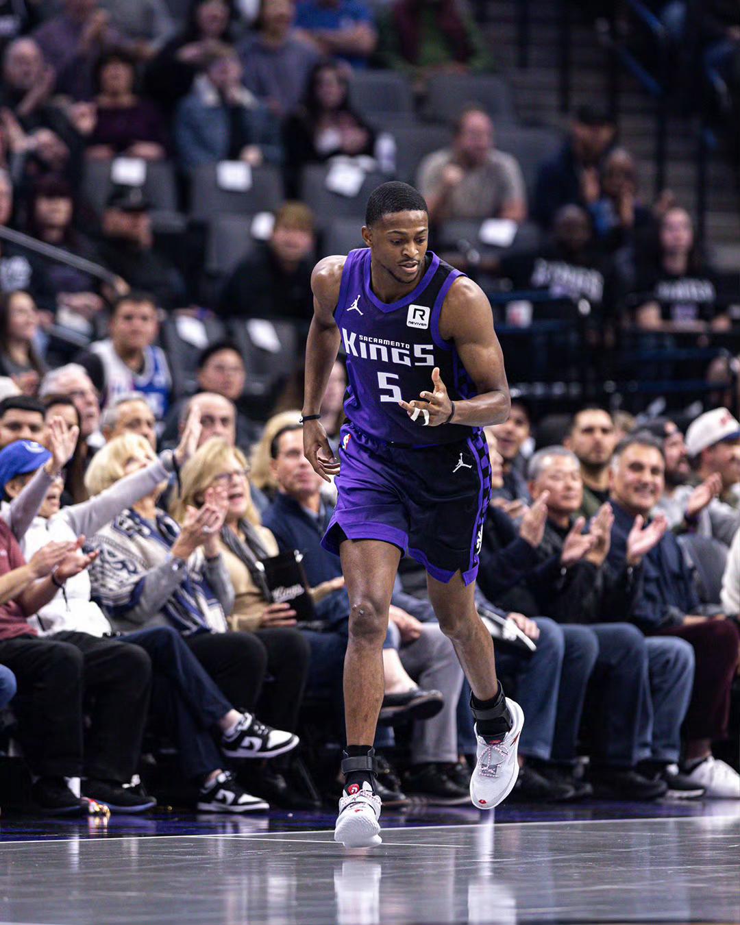 ewc-包含萨克拉门托国王发布备战花絮，国际比赛日复出首秀，NBA常规赛任务艰巨，控场能力受关注的词条